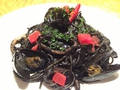 料理メニュー写真 ベネチア風ムール貝とイカ墨のパスタ