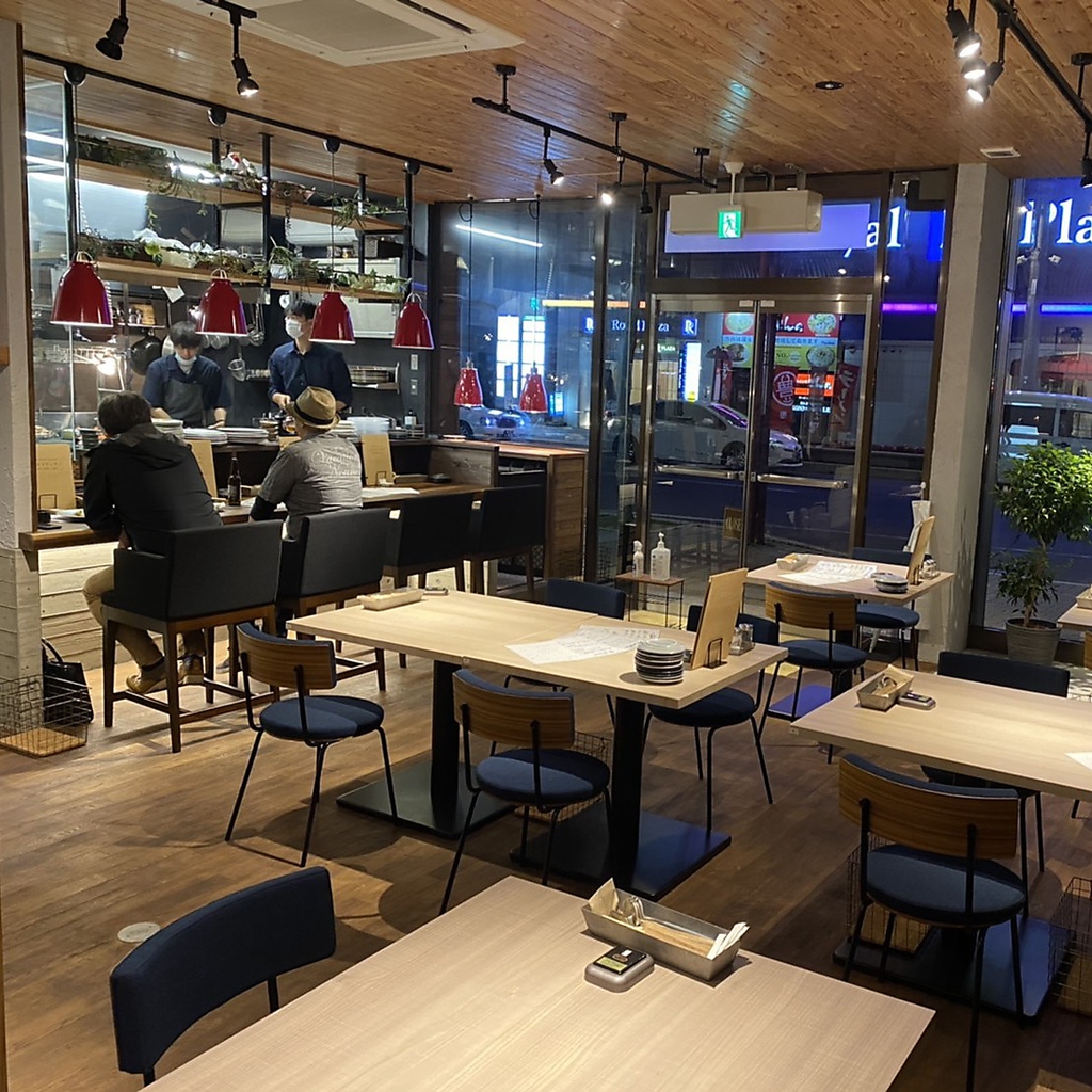 明るく清潔感のある1階席♪こだわり一枚板のカウンター席は雰囲気抜群◎お一人様大歓迎です。