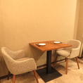 2名掛けテーブルも充実！ゆったり座れる椅子になってます♪福岡市地下鉄空港線天神駅11番出口より徒歩約5分の駅チカ！