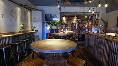 8名様～の貸切も承っており、着席時は20名、立食時は25名まで対応可能です。お料理はコースでもアラカルトでも選べるため、自由に楽しめます。全席喫煙可で、くつろいだ雰囲気の中で心地よい時間を過ごせます。大切なイベントや集まりにぜひご利用ください