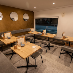 【2名様向けテーブル席】湊町に佇むイタリアンバルは、お洒落だけど気取りすぎない雰囲気でデートにもぴったり◎季節の食材を使用しシェフが腕を振るうコースはもちろん、記念日などのお祝いには特製メッセージプレートもご用意OK！こぢんまりとした隠れ家的な店内は、久しぶりに会う親友とのディナー等にもオススメです♪