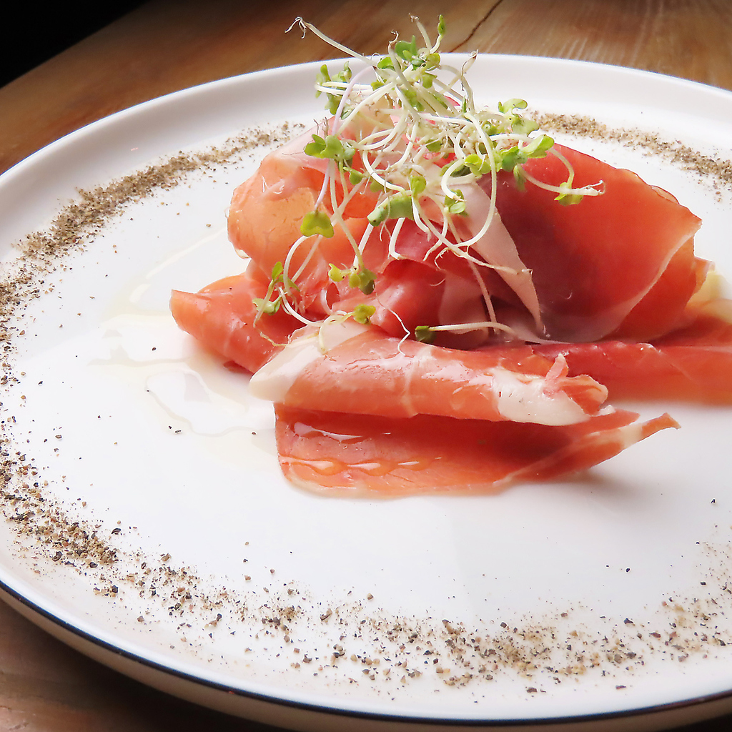 ワインやビールのすすむひと皿をご用意します。宇都宮駅チカで少人数での飲み会にも使いやすいお店。