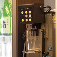 【最新の自動ビールサーバー完備】セルフ飲み放題の目玉設備！グラスを置いてボタンを押すだけで、誰でも簡単にお店クオリティの完璧な生ビールが注げます。黄金比の泡とキンキンに冷えた喉越しは、乾杯の一杯目に欠かせません。自分で注ぐ楽しさと美味しさを両立した、ビール党にはたまらない大人気の設備です！