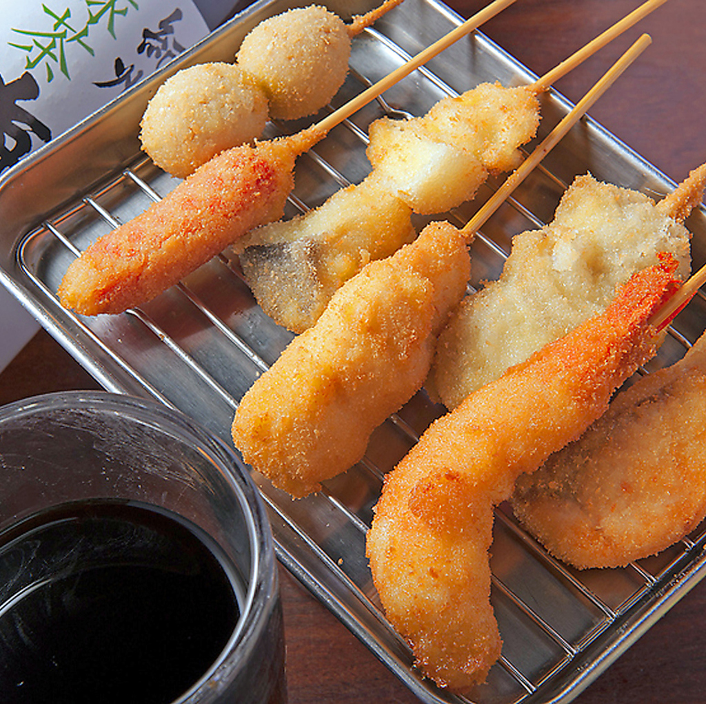 「とりかわ」の他、「串揚げ」や「手羽先の唐揚げ」などお酒に合う料理をお手頃価格で提供中！！