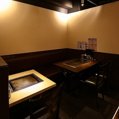 【3～6名席×3卓】さまざまなシチュエーションで使いやすいテーブル席♪靴の脱ぎ履きも無くて楽ちん！