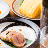 日本酒に合う逸品を肴にご自宅でも一献。「今日はゆっくりと自宅で晩酌」。そんな日は、吟乃灯のテイクアウトはいかがでしょうか。店内のメニューからお好みのものをお持ち帰りいただけます。ご注文はお電話又は事前決済可能なWEBから承っていますので、お好きな方法でご予約ください。