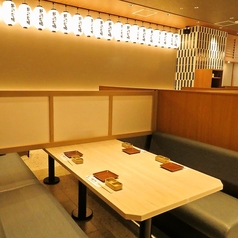 落ち着いた雰囲気のテーブル席は2名～4名様のご利用可能！和の温かい雰囲気の店内なので、オフ会など仲間たちと親睦を深めるのにも打ってつけです！宴会が盛り上がるような料理やドリンクを準備して、皆さまのご来店をお待ちしております！