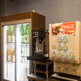 【圧巻のドリンクステーション】お店の一角には、多種多様なお酒がズラリと並ぶドリンクコーナーを完備。日本酒、焼酎、果実酒、リキュールなど、その日の気分に合わせてお好きなものを自由にお選びいただけます。氷や割り材も完備しているので、組み合わせは無限大！あなただけの至高の一杯を探してみてください！