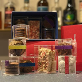 選ぶ時間も楽しめる豊富なラインナップ♪当店では お持ち帰り用のお菓子も種類豊富に揃っています。ぜひお気に入りを見つけてみてください！