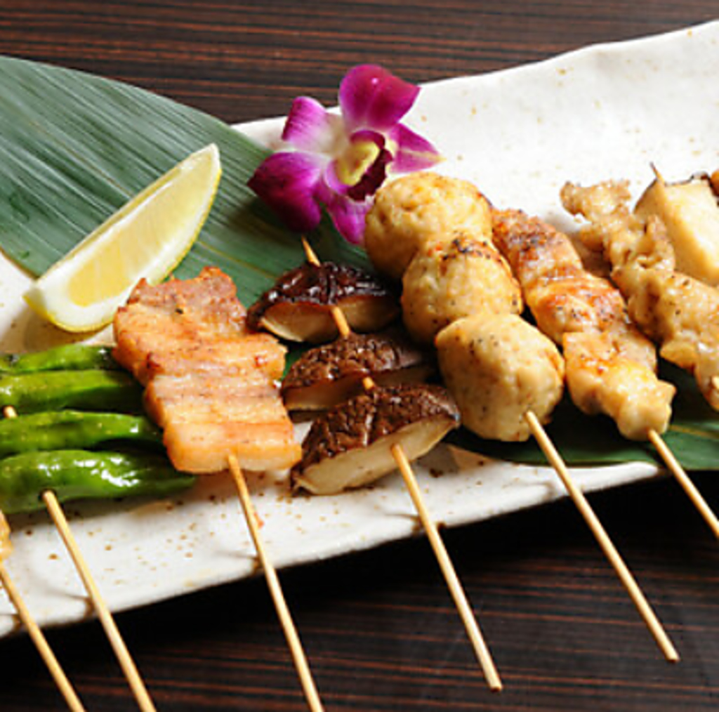 焼き鳥の魅力を存分に堪能できる「串十本盛り合わせ」を790円(税込)とリーズナブルにご提供します♪