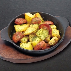 じゃが芋とピリ辛ソーセージのソテー