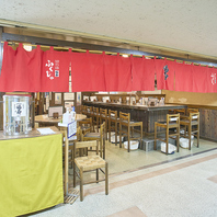 大人数での宴会も可能。木の温もり溢れる広々とした店内