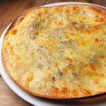 ハニー＆チーズピザは、とろける甘みと塩気が絶妙。皆様で焼きたてアツアツをお召し上がりください！