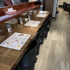 お一人様でも気軽に立ち寄れるカウンター席をご用意。スタッフとの距離も近く、ランチやちょい飲みにも最適。落ち着いて楽しめる、使いやすい人気の席タイプですよ。