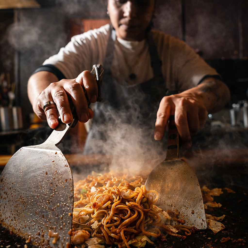 鉄板の上にソースの香りが広がりもちもちの麺が絡みます！