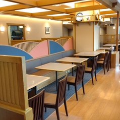 テーブル席ございます。ご家族、ご友人とのお食事はもちろん、少人数から大人数までご利用いただけます。