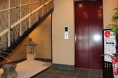 階段とエレベーターも完備しております。