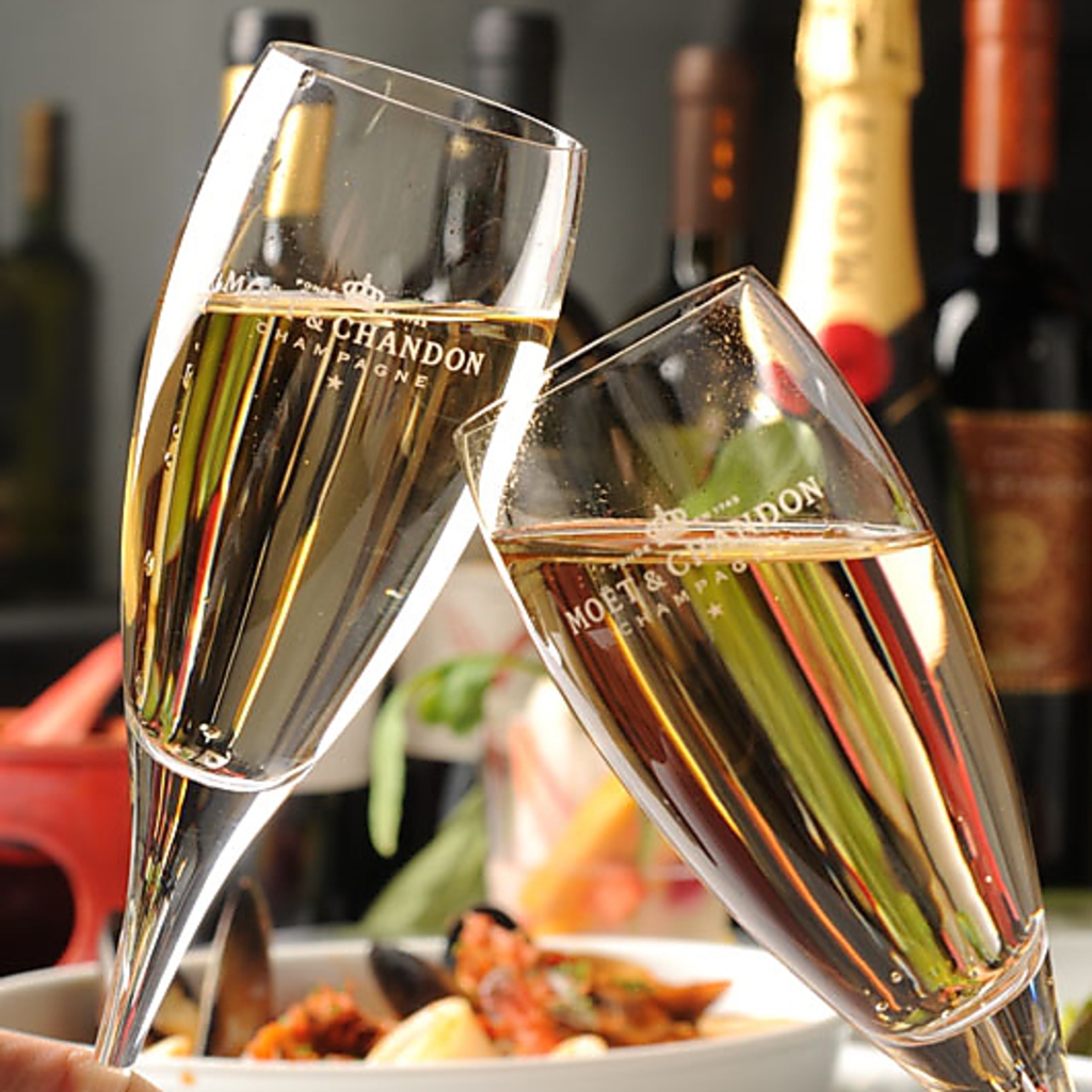 ワインは100種以上ご用意!!ソムリエがお客様のお好みのワインをお持ちいたします。