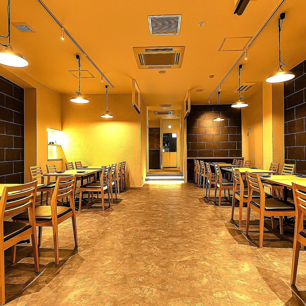 ゆったりくつろげるテーブル席があります！少人数から大人数まで食事を楽しむことができるお店です◎