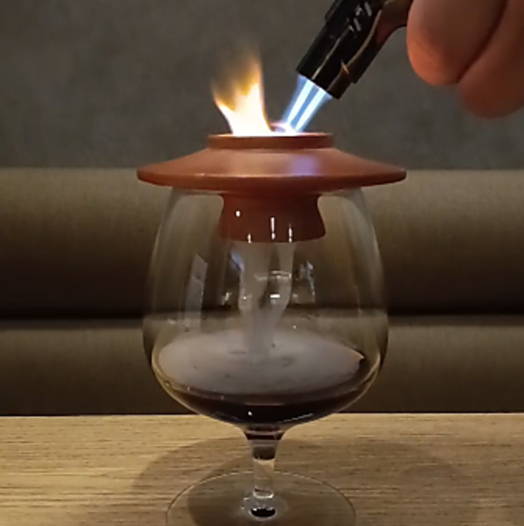 カカオリキュールとコーヒーリキュールをスモークチップとコーヒー豆でいぶしたカクテルです