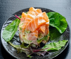 サーモンとアボカドのタルタル【おすすめメニュー】