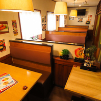 温かみのある落ち着いたテーブル席