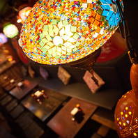 昼はカレー、夜は炭火焼きと創作。2つの顔を持つバル