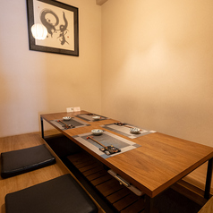 接待や結の日利用など、6名様までご利用頂けます。特別な日のご利用にお勧めです。少人数でのご予約も可能です。広々とした個室でゆっくりとお食事をお楽しみください。個室は基本的に3名さま以上でのご利用です。お席の空きに余裕がある場合を除き、2名様での個室ご利用はお断りさせて頂いております。