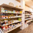 店内には、異国情緒あふれるスパイスや特製ソース、珍しいドリンクやスナックなど、物販コーナーも充実の品揃え！ご自宅でも本格的な味わいを手軽にお楽しみいただけます◎お土産にも最適です♪