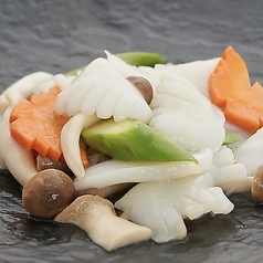 イカと旬野菜の岩塩炒め