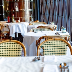 広々としたテーブル席は、お子様連れのご家族でもゆったりとお寛ぎいただけます。温かい雰囲気の中で、ご家族皆様で本格イタリアンをお楽しみください。