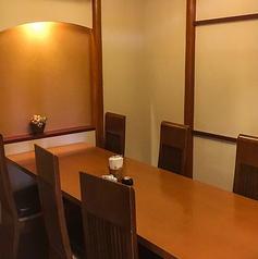 プライベートなお食事に最適な個室席をご用意しております。こちらの個室は1つのみのため、ご利用の際はお早めにご予約をお願い致します。大切な人との特別なひとときや、ゆっくりとした時間を過ごしたい方に最適な空間です。お気軽にご連絡いただき、素敵なひとときをお楽しみください。