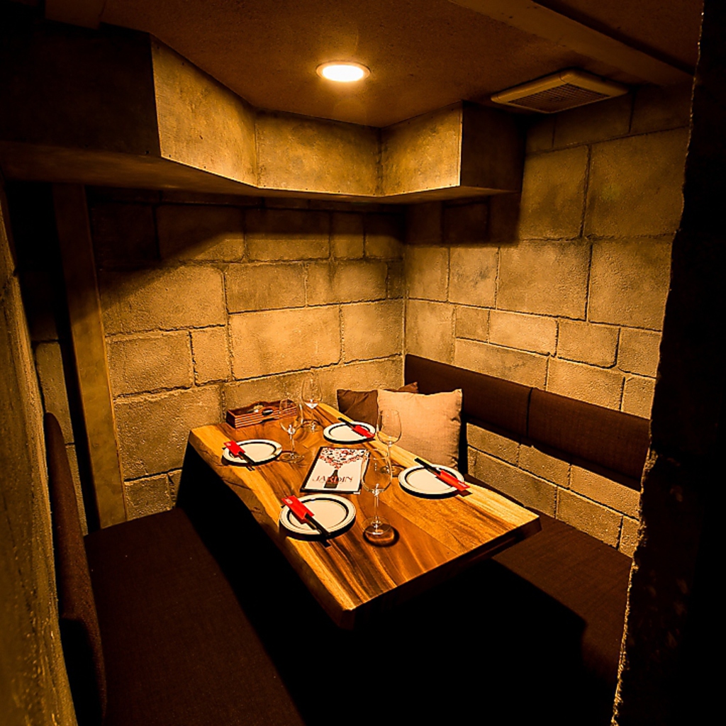 ご予約必須の完全個室席。デートや記念日のお祝い、プライベート女子会には最適。