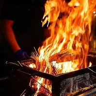 名物藁焼きなどライブ感のある店内！