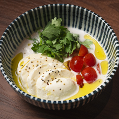 フレッシュモッツァレラチーズとココナッツクリームのカプレーゼ