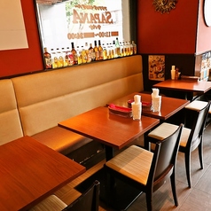 アジアン調シャンデリアが素敵なお席。ゆったりソファー席でお寛ぎください♪