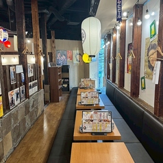 ソファーでゆっくりとお過ごしいただけるソファー席です。