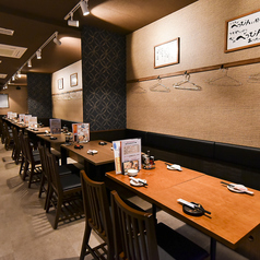 お一人様や少人数のご利用に最適な特等席です。目の前で調理の様子を眺められるライブ感も魅力。仕事帰りのサク飲みなど、気軽にふらっと立ち寄りたい時にもおすすめです。ゆったりとお食事をお楽しみください。