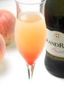 【ベリーニ】ワインベースのカクテルで桃のふんわりとした風味が特徴。きれいなピンク色で女性に人気！甘さは強くなく、大人のフルーツカクテルです♪