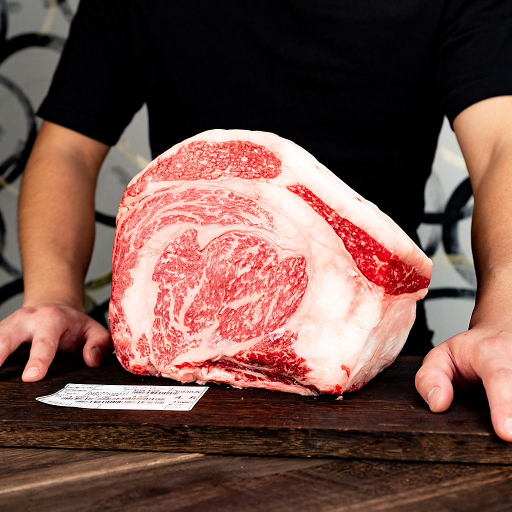 最高の肉質の状態でお楽しみ頂きたい。そんな思いからご注文を受けてからさばき、ご提供致します。