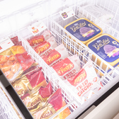 フライドチキンや紫芋のアイスといった人気の定番商品から、異国情緒あふれる珍しいスイーツまで、様々な種類の冷凍食品も幅広く販売しております！ご家庭でのストックや、ちょっとしたご褒美にも◎