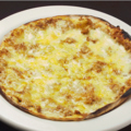 料理メニュー写真 チキンキーマのピザ