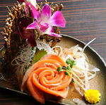 新鮮な素材を使用したお刺身も自慢のメニューです！各種490円(税込)でご提供しております♪