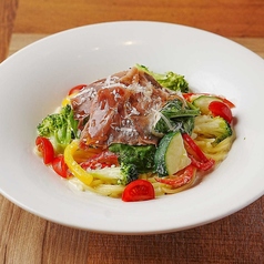 生ハムと彩り野菜のレモンクリームパスタ