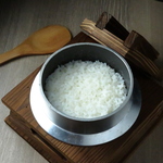 炊き立てツヤツヤの釜ご飯は御膳の主役！干物や小鉢の美味しさを一層引き立てます。