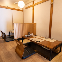 温かみのある掘りごたつ席。足元ゆったりの広々としたスペースです全ての掘りごたつテーブル席の間に上品な木製の間仕切りを設置しております。他のお客様の視線も気にならず、ゆったり寛げる仕様となっております。