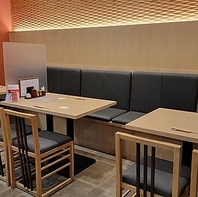 友人や同僚とリラックスして座れるテーブル席◎