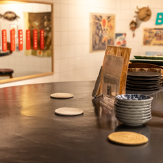 【3～4名様向けテーブル席】ランチにもディナーにも気軽に使いやすいカウンター席は、ランチやサク飲みなど普段使いに、仲間内でのお誕生日祝いにと、様々なシーンでご利用いただけます。アジアンテイストのカジュアルで明るい雰囲気は、いつものメンバーでの女子会にも◎隠れた人気メニュー、プリンのご注文もお忘れなく！