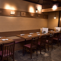 1階テーブル席は店内の活気を感じながらゆっくりお過ごしいただけます