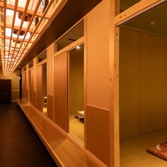 当店では、掘りごたつの個室のお席を多数ご用意しておりますので、人数・目的に合わせてちょうどよいお部屋を選んでいただけます。掘りごたつなので、足を伸ばしてゆったり座れるのが魅力です★長時間お話ししていても疲れにくくなっています！席の移動も簡単なので、席替えをして楽しむのも◎様々なシーンでご利用ください